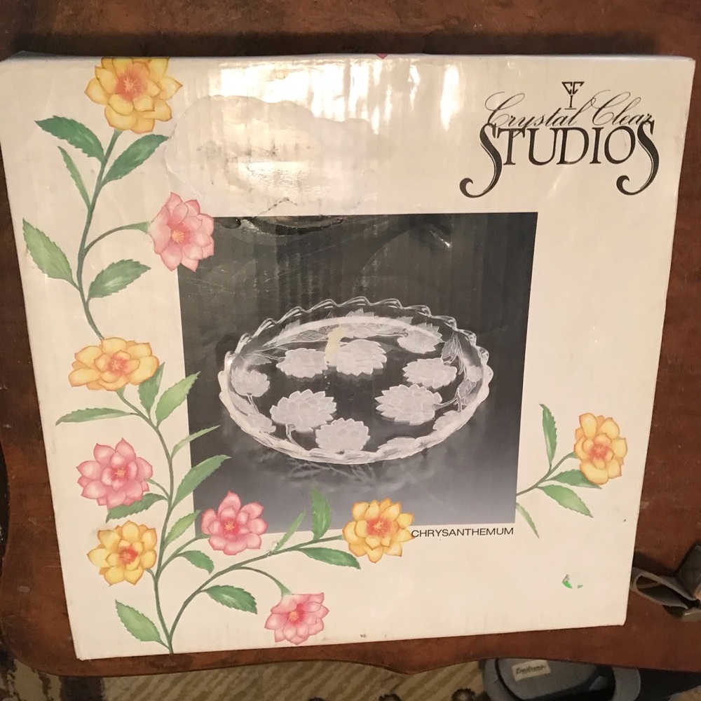 CRYSTAL CLEAR STUDIOS  13" EMBOSSED FROSTED FLOWER ROUND SERVING PLATTER~NEW